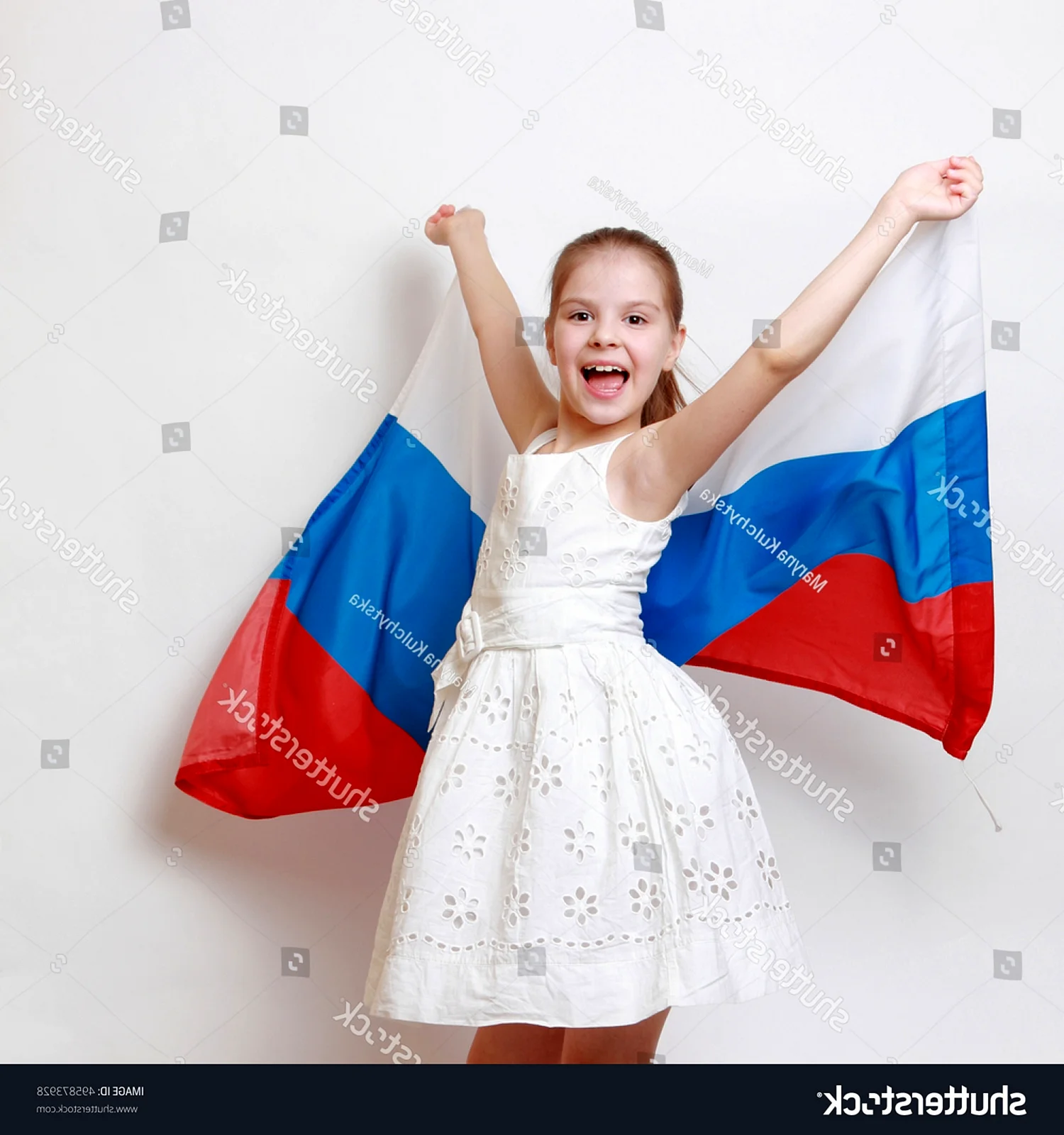Девочка в флажком России