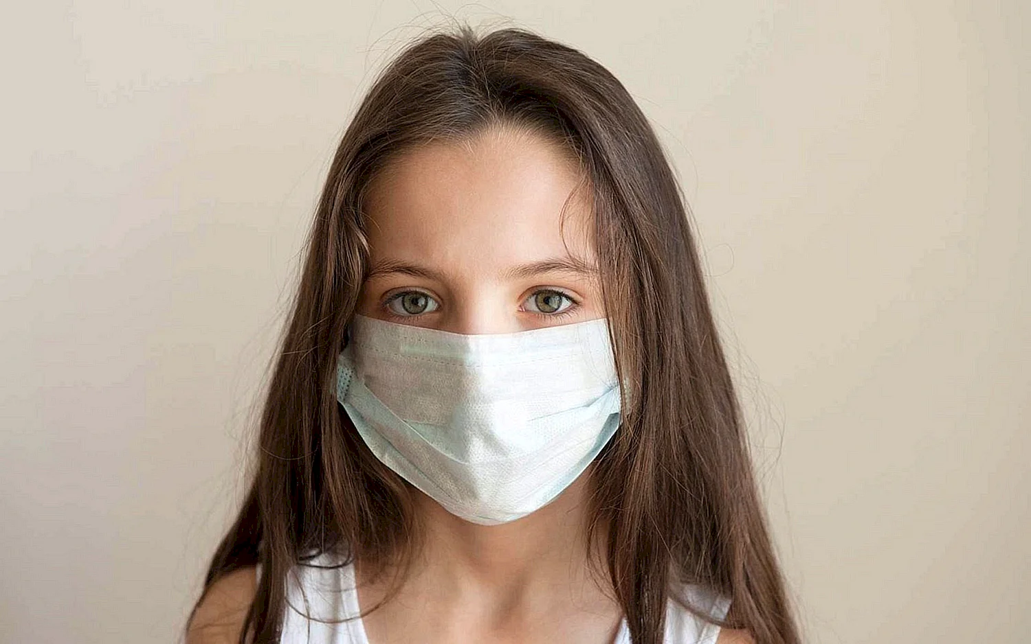 Девочка в медицинской маске