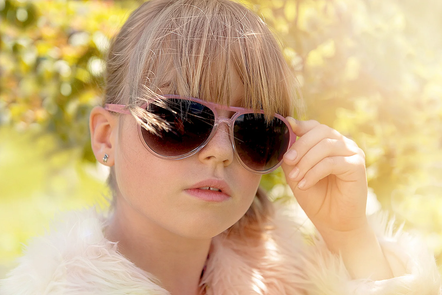 Девочка в солнцезащитных очках