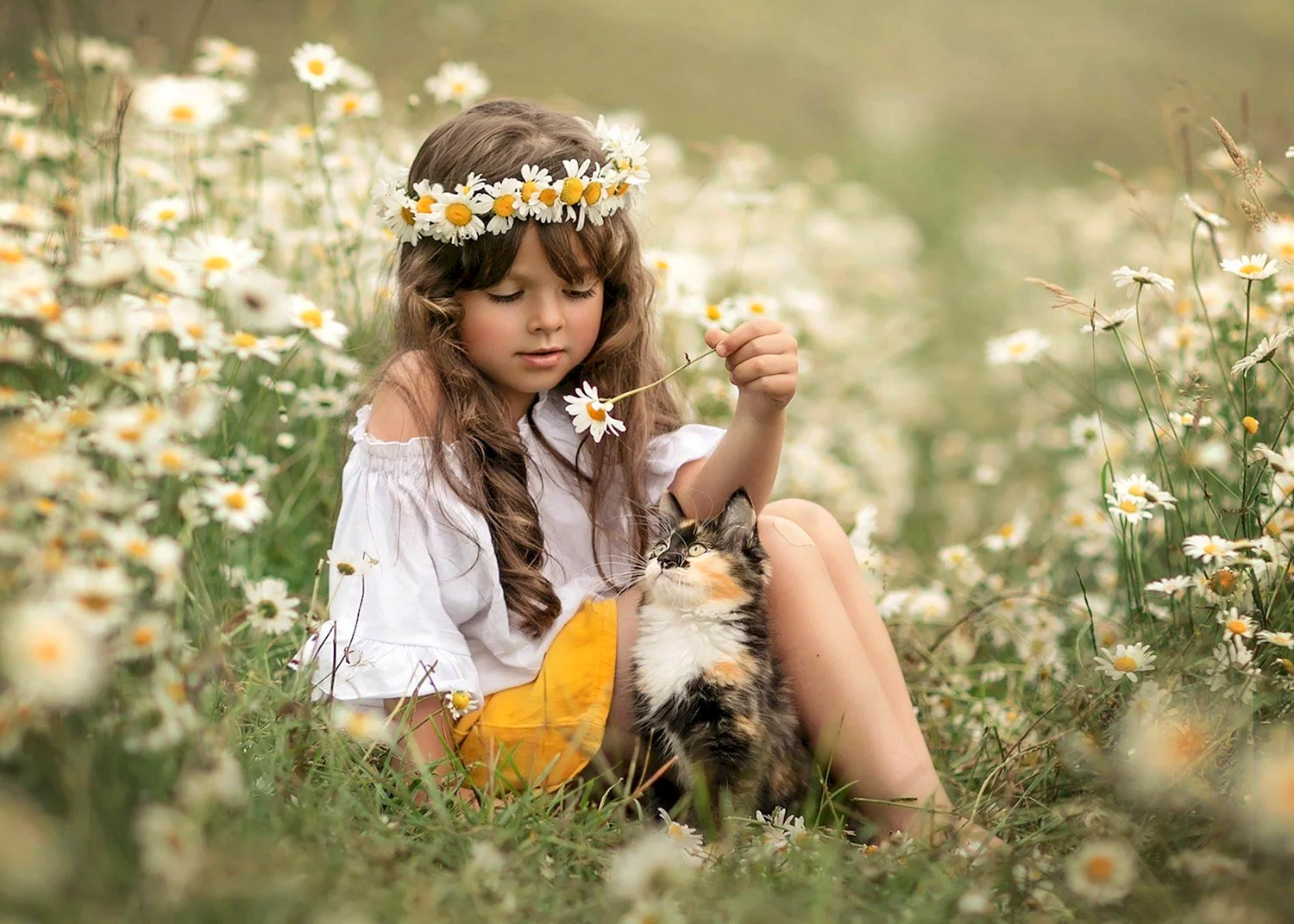 Девочка в венке из цветов