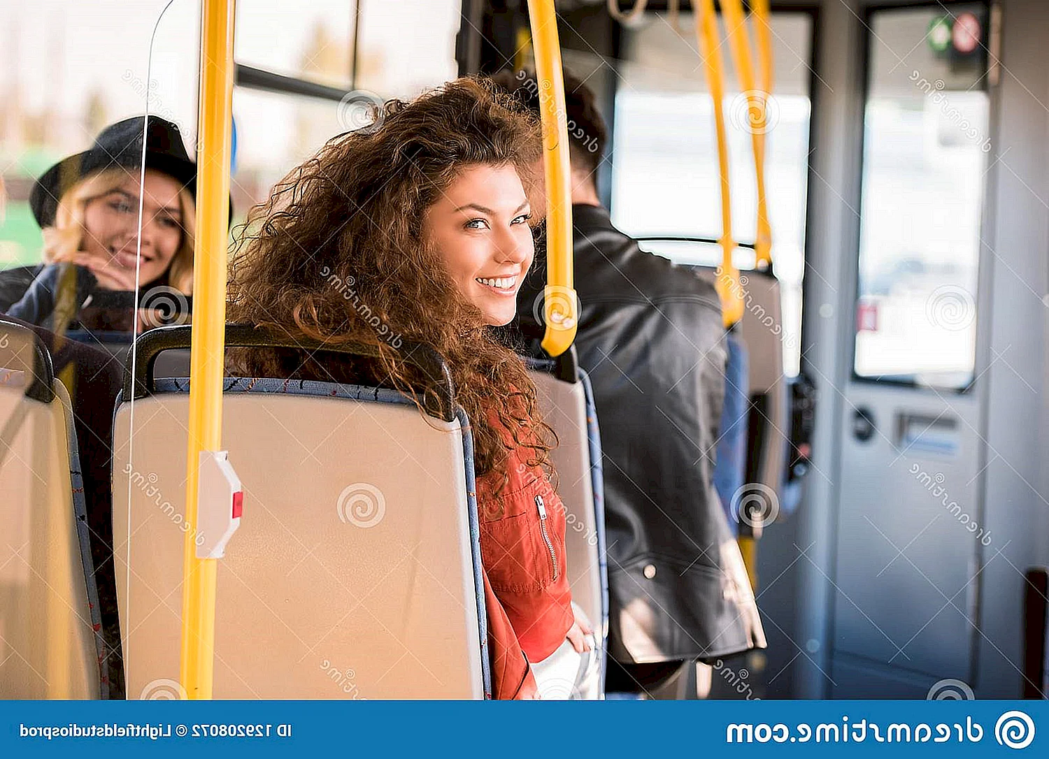 Девочки в общественном транспорте