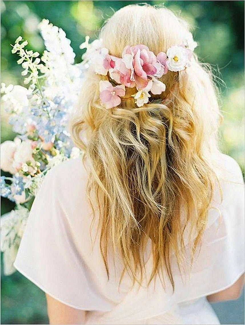 Девушка блондинка с цветами