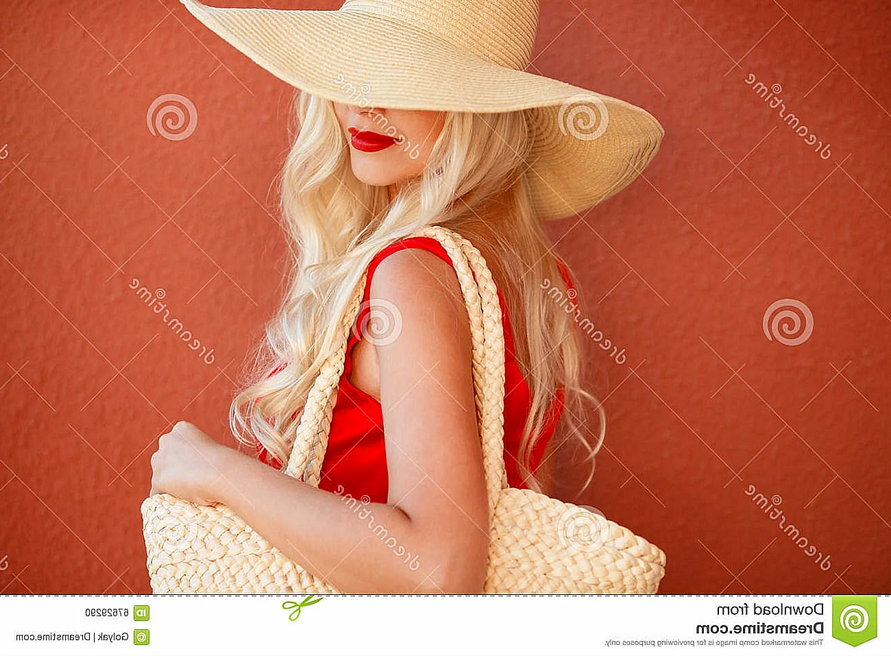 Девушка блондинка в красной шляпе