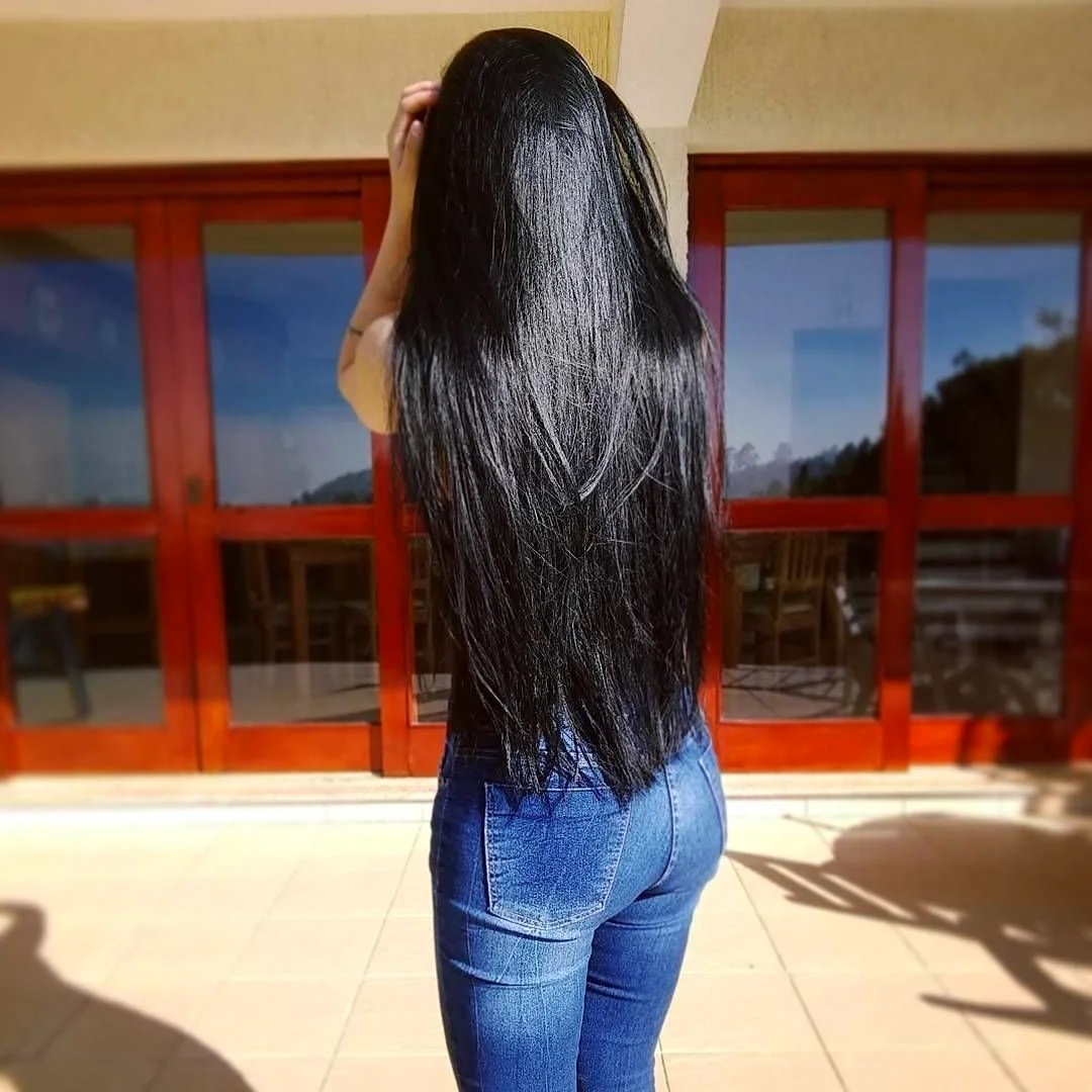 Девушка брюнетка с длинными волосами