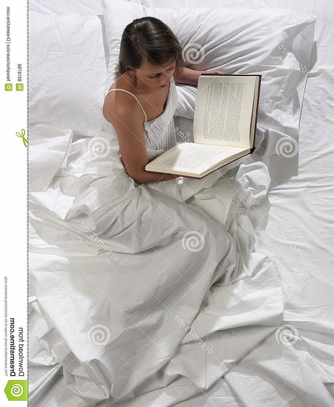 Девушка читает в кровати