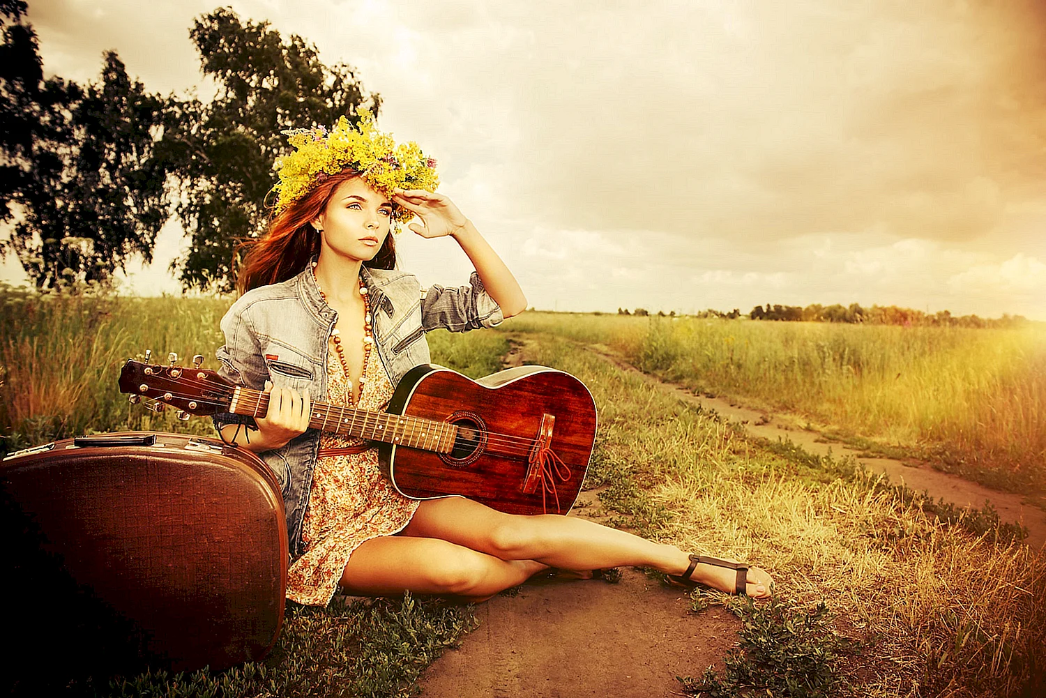 Девушка хиппи с гитарой