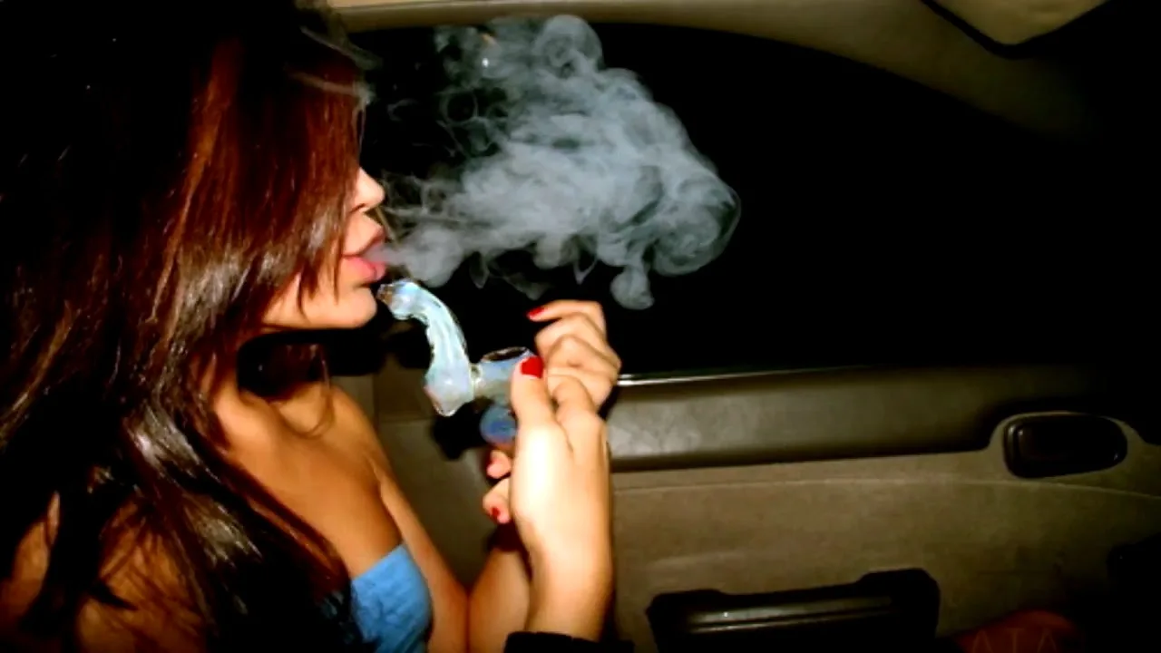 Девушка курит в машине