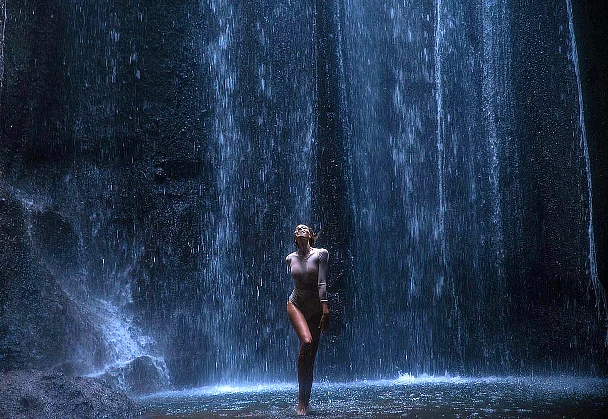 Девушка на фоне водопада