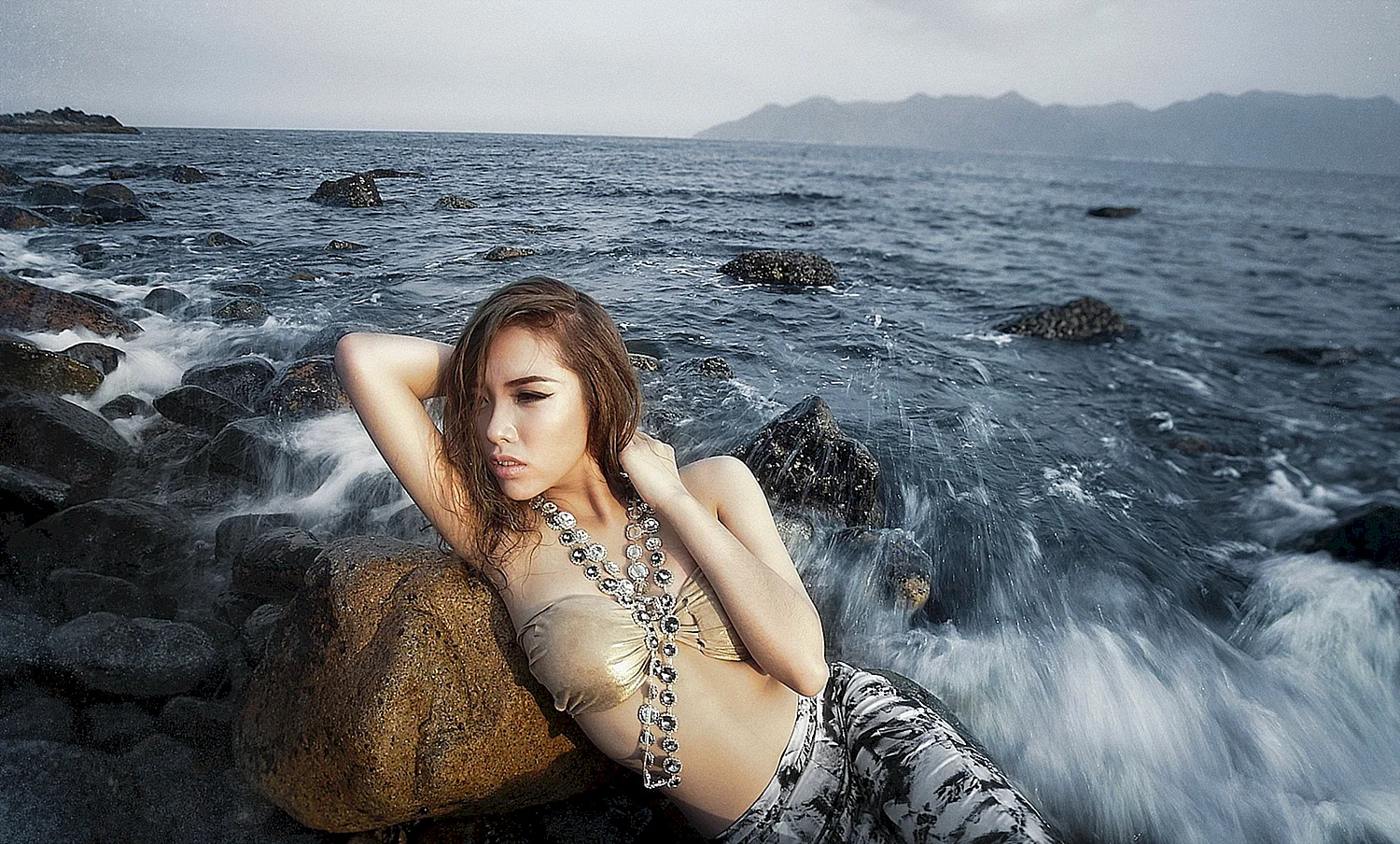 Девушка на Камне у моря