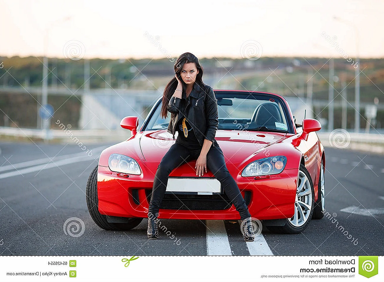 Девушка на капоте красной машины