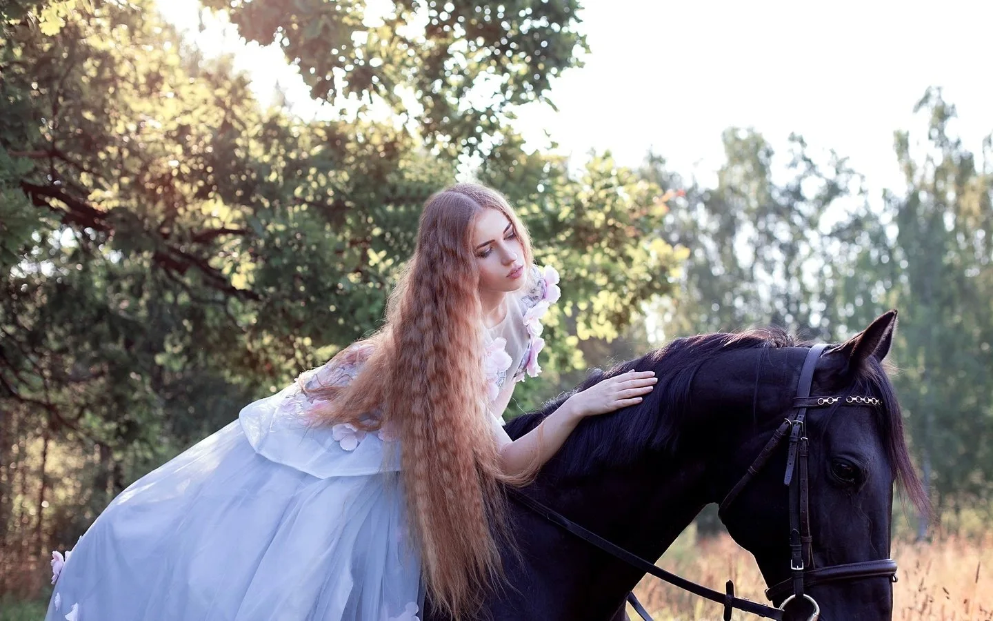 Девушка на коне с белыми волосами