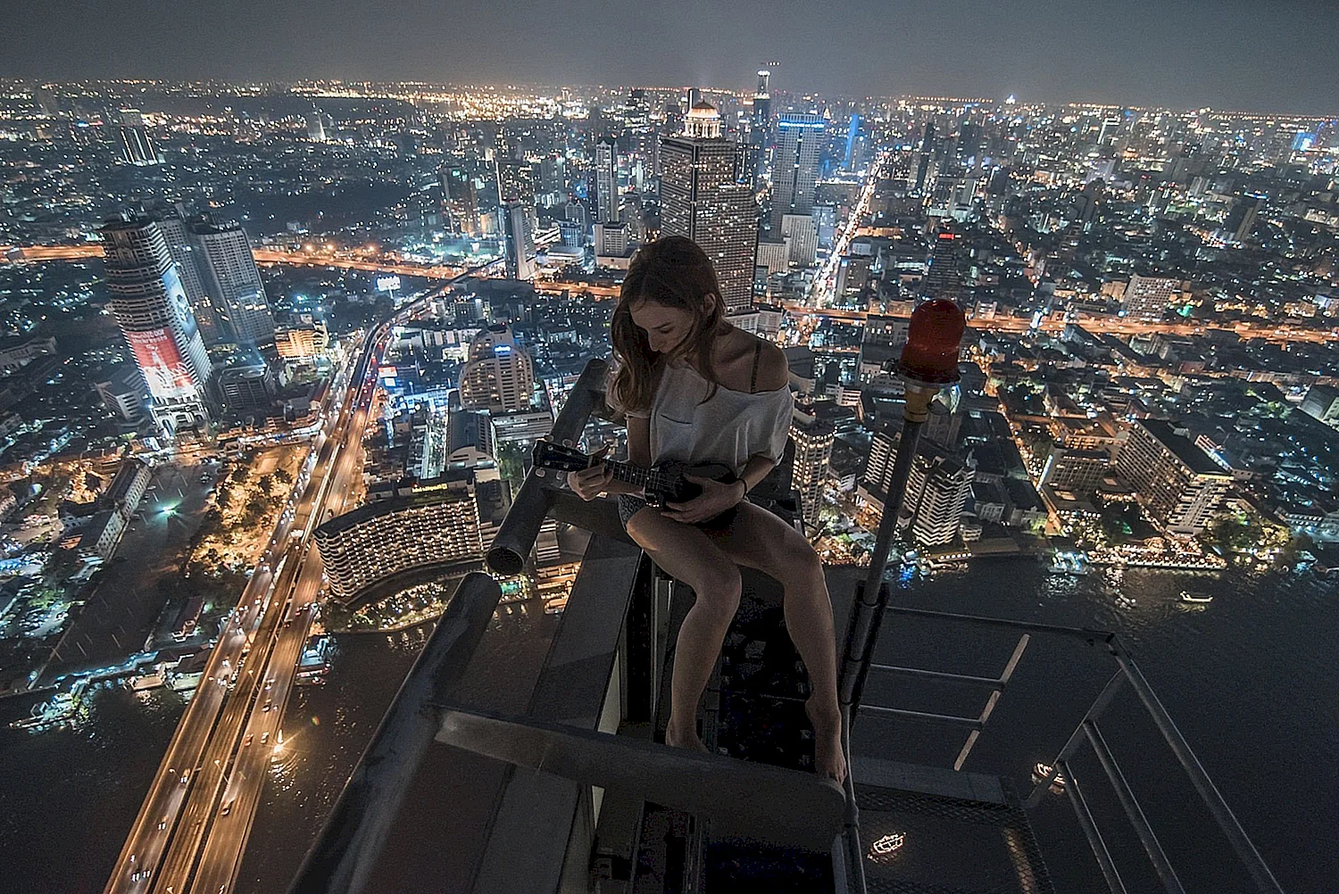 Девушка на небоскребе
