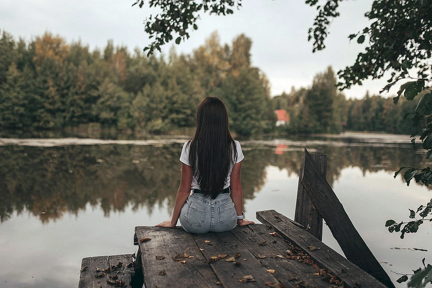 Девушка на озере со спины