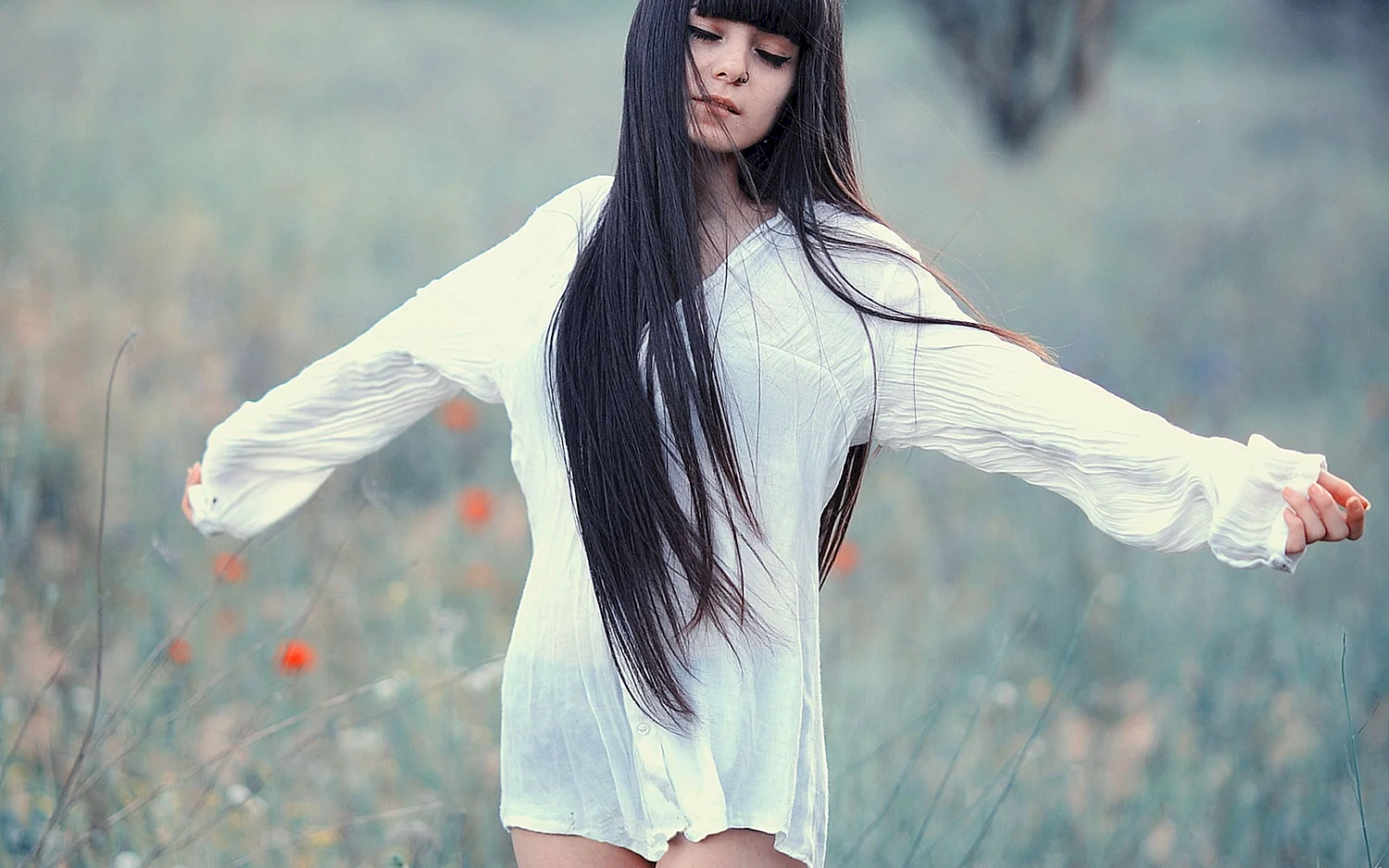 Девушка на поле с длинными волосами и ветер вечер