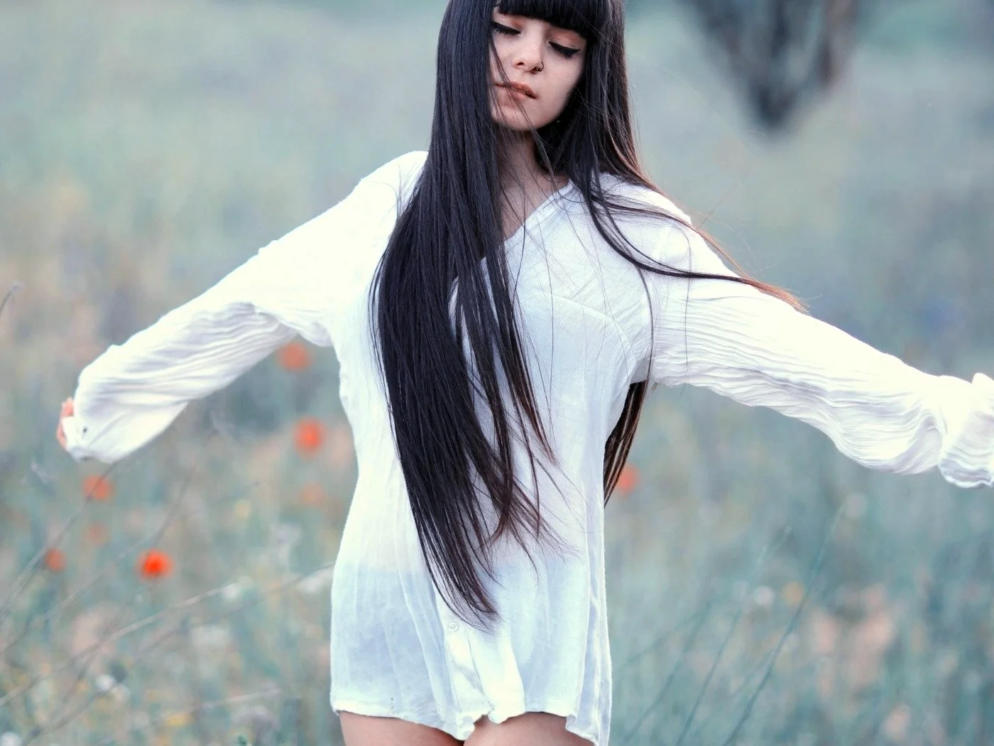 Девушка на поле с длинными волосами и ветер вечер
