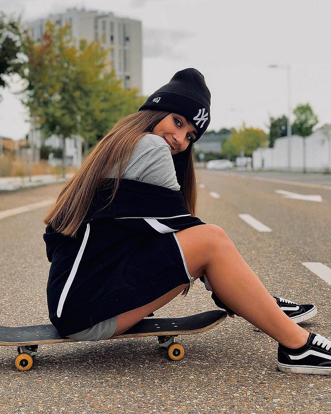 Девушка на скейтборде