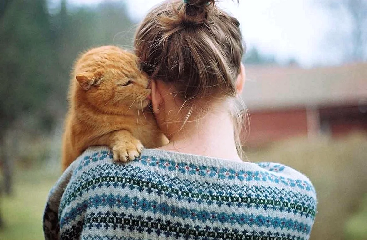 Девушка обнимает кота