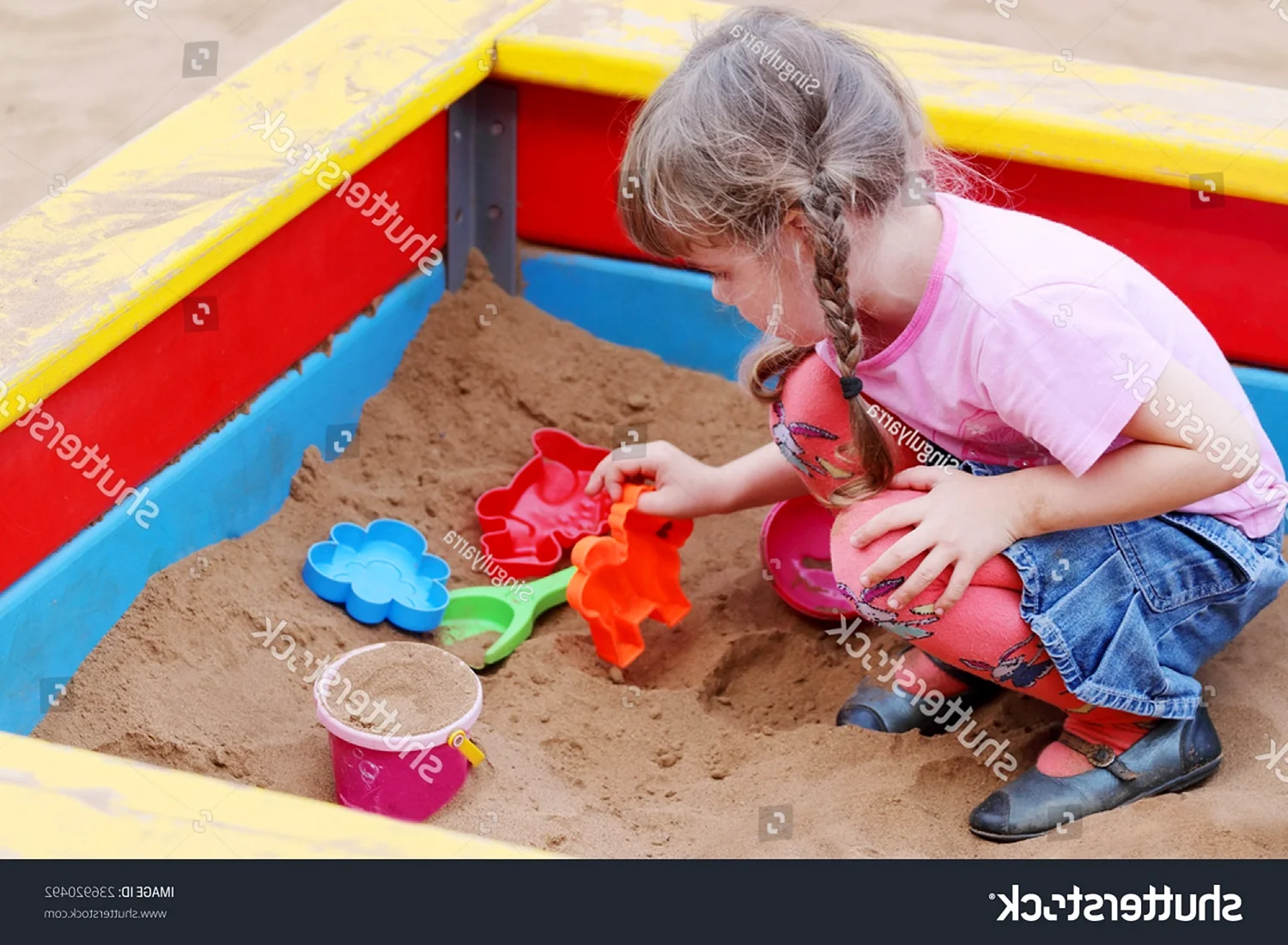 Девушка песочница