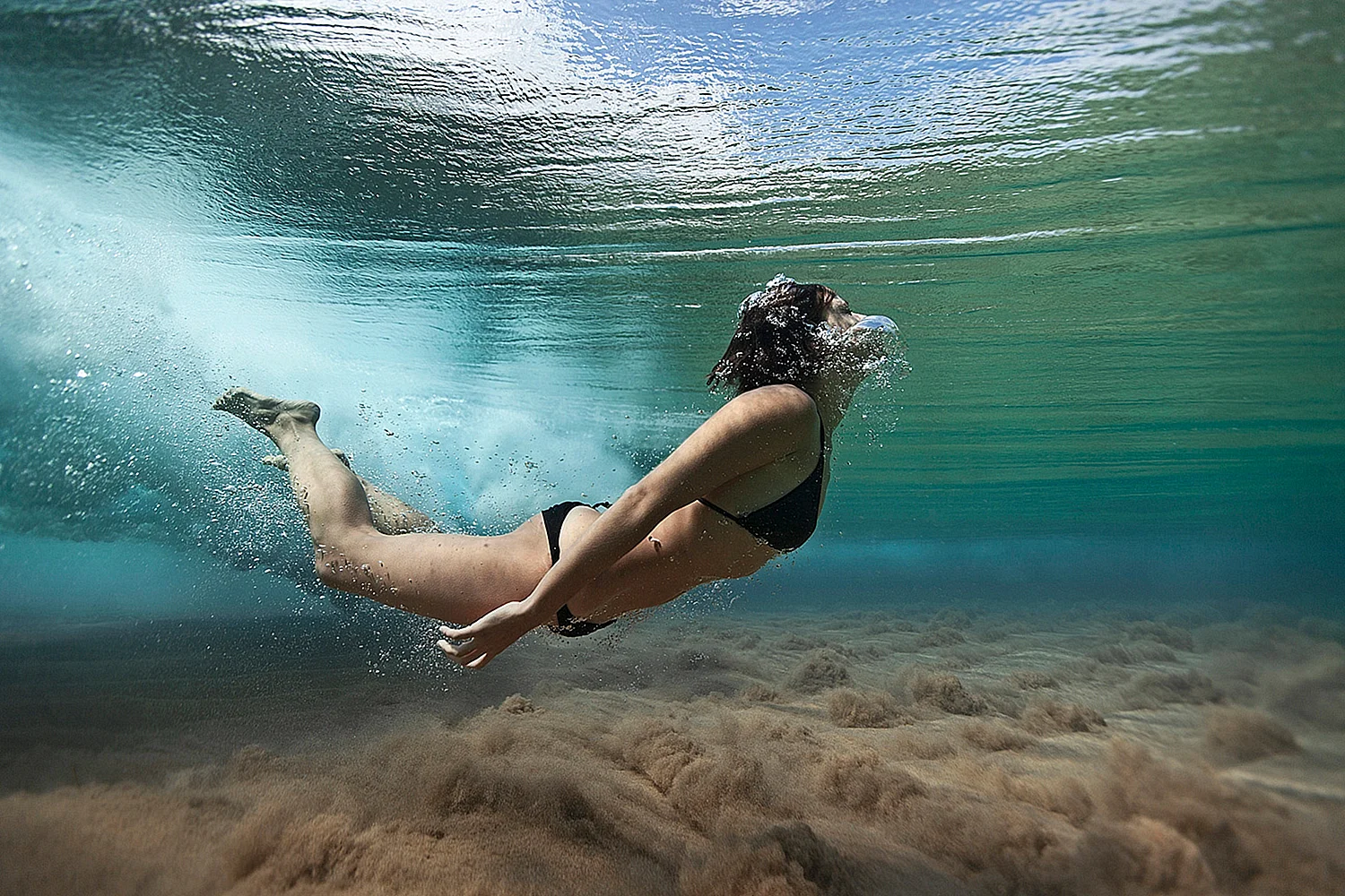 Девушка плавает в море