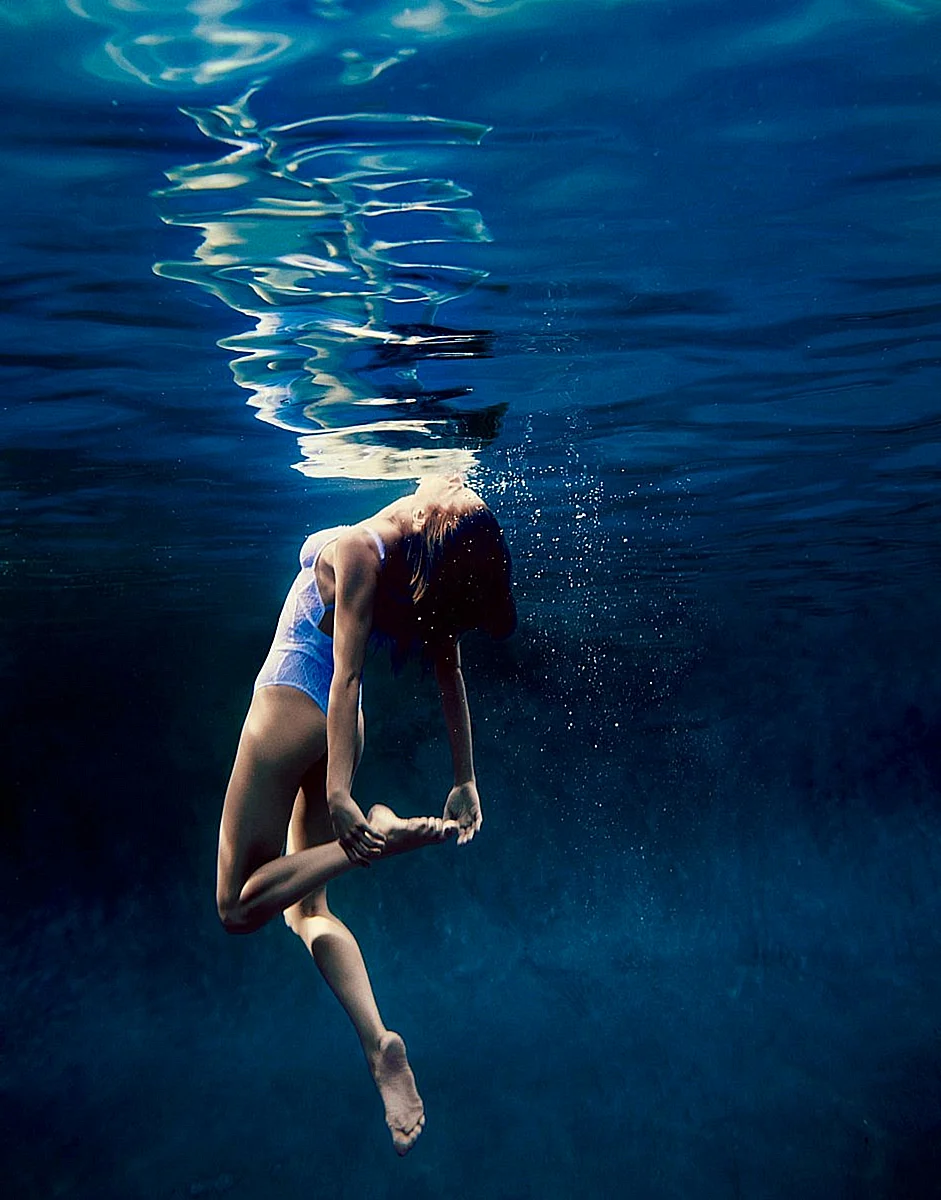 Девушка под водой