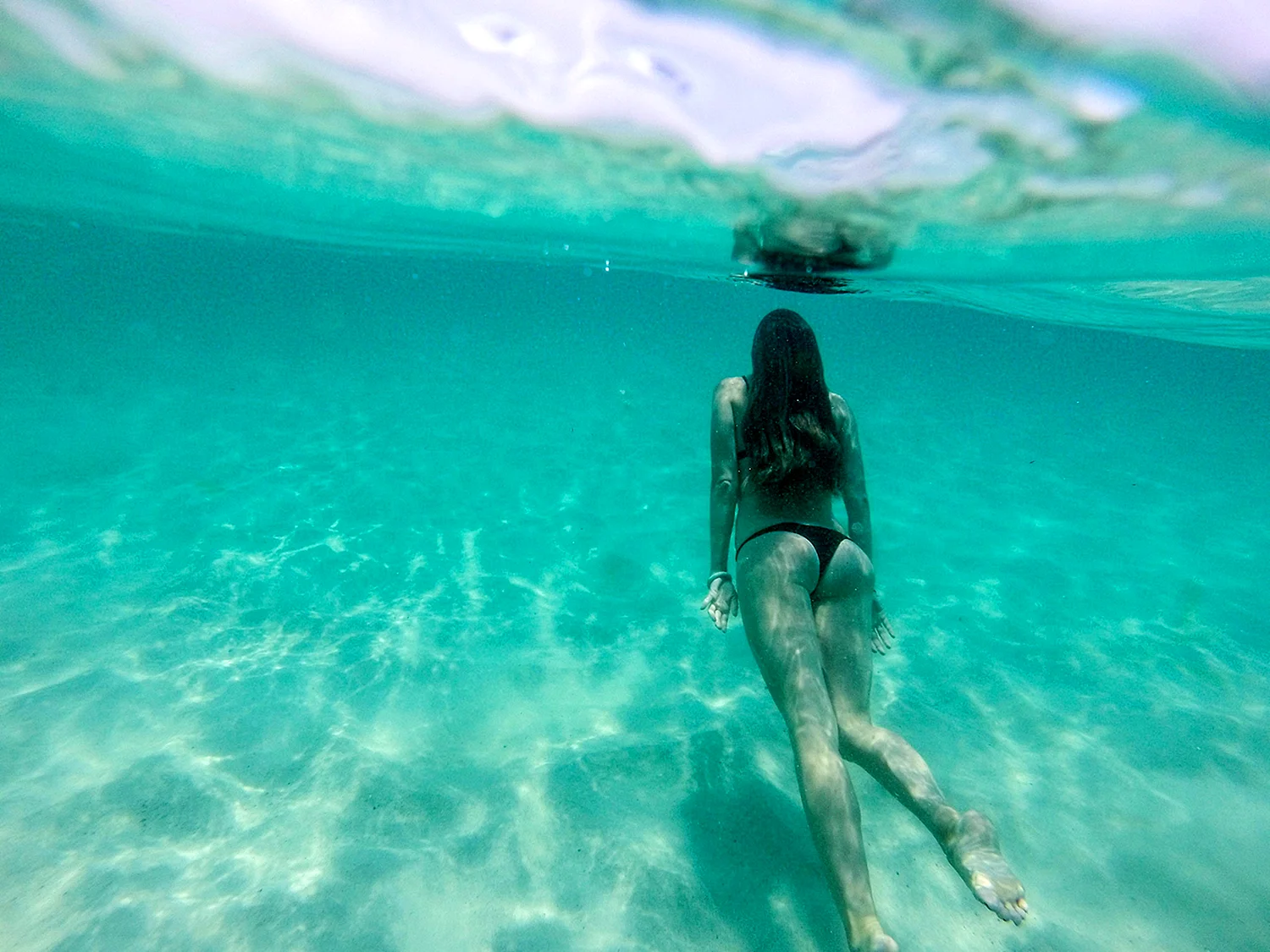Девушка под водой в океане