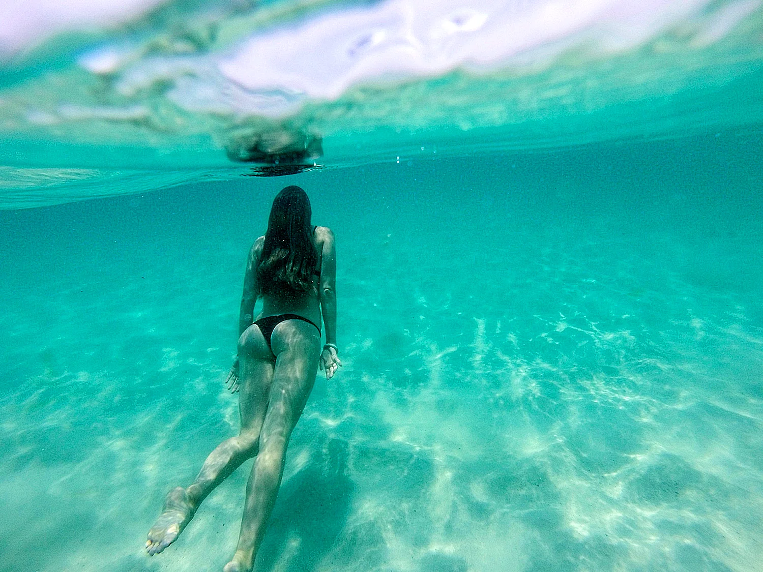 Девушка под водой в океане