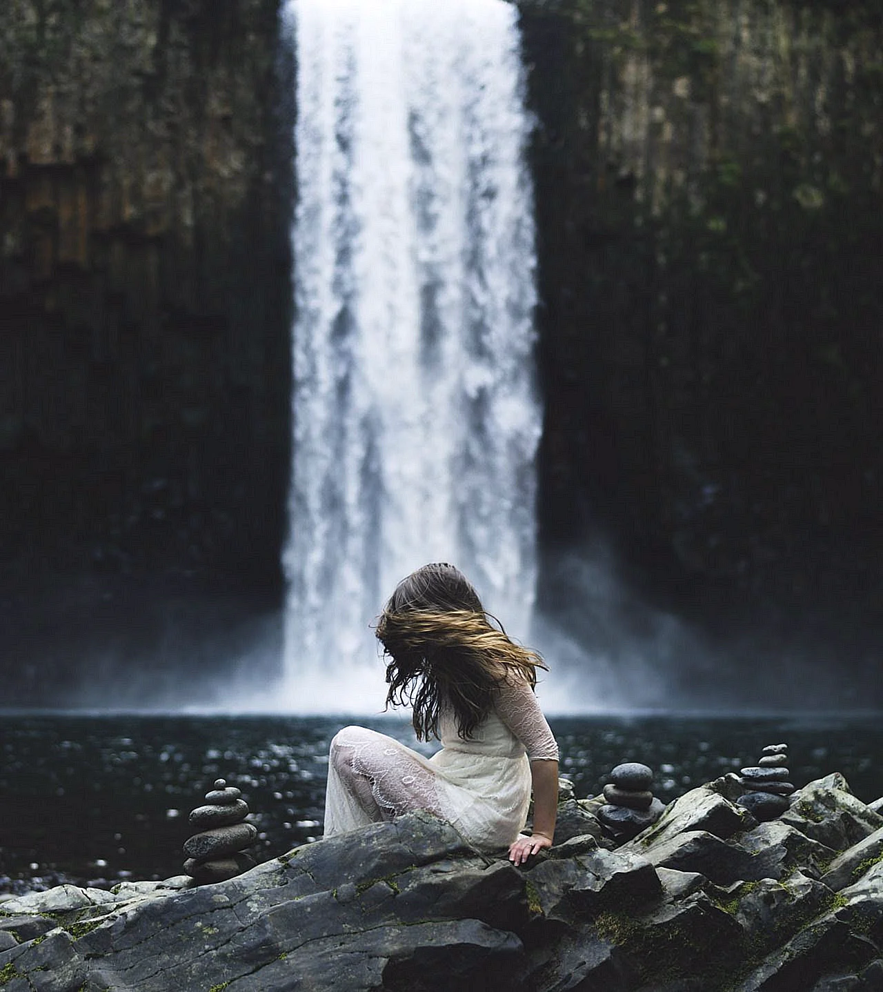 Девушка под водопадом