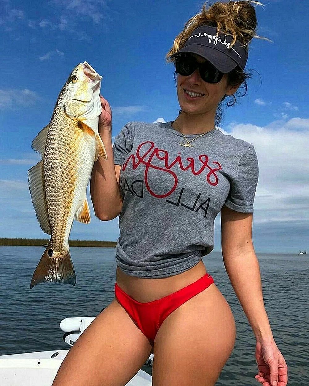 Девушка Рыбак