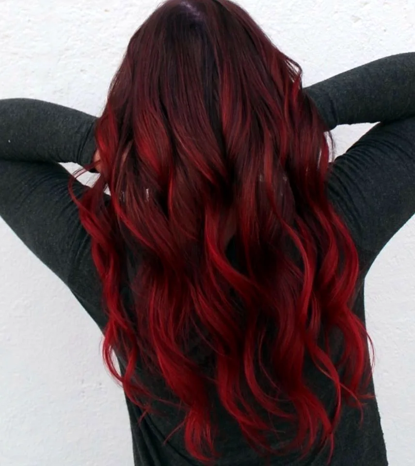 Девушка с бордовыми волосами со спины