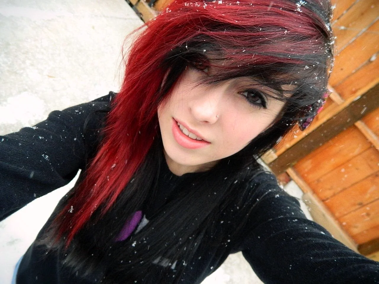 Девушка с черно красными волосами