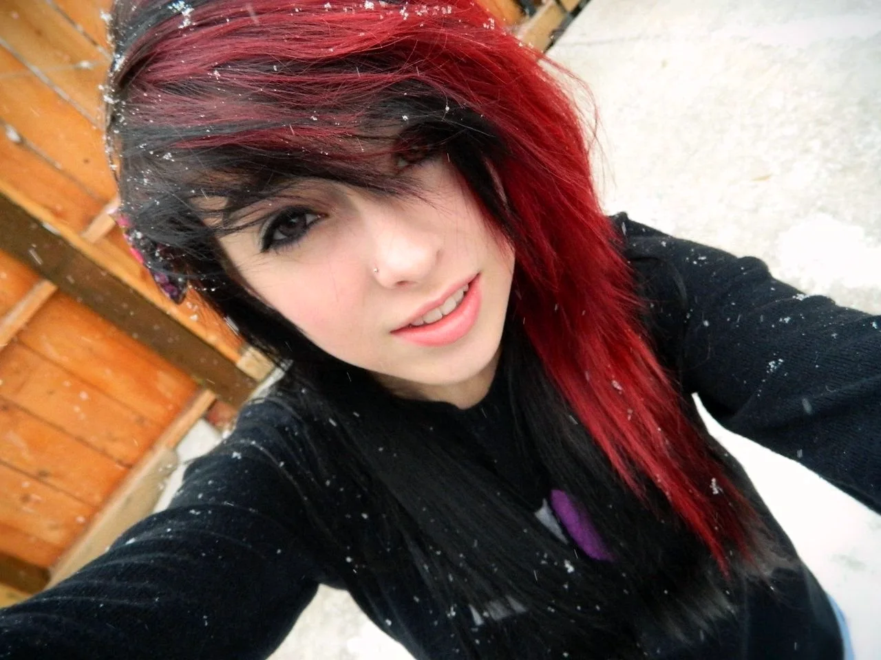 Девушка с черно красными волосами