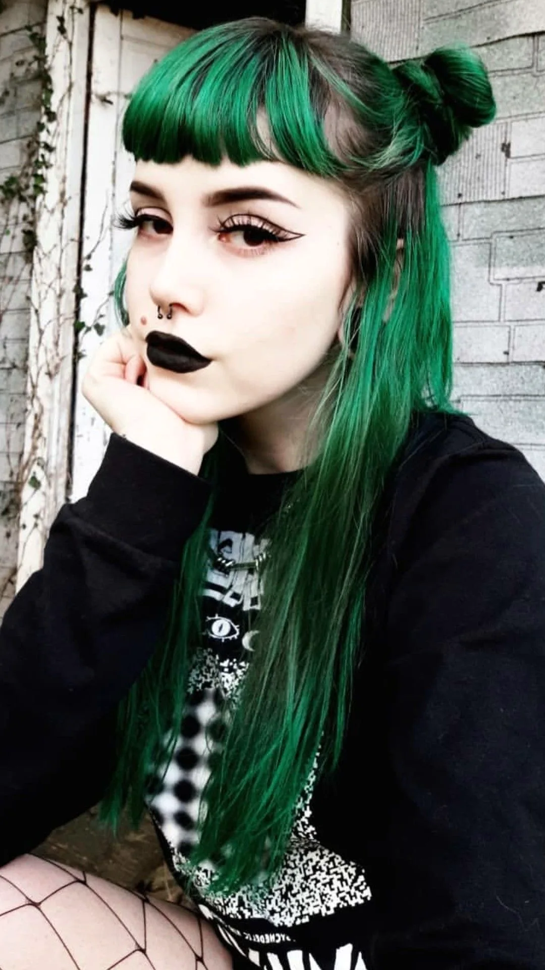 Девушка с черно зелеными волосами