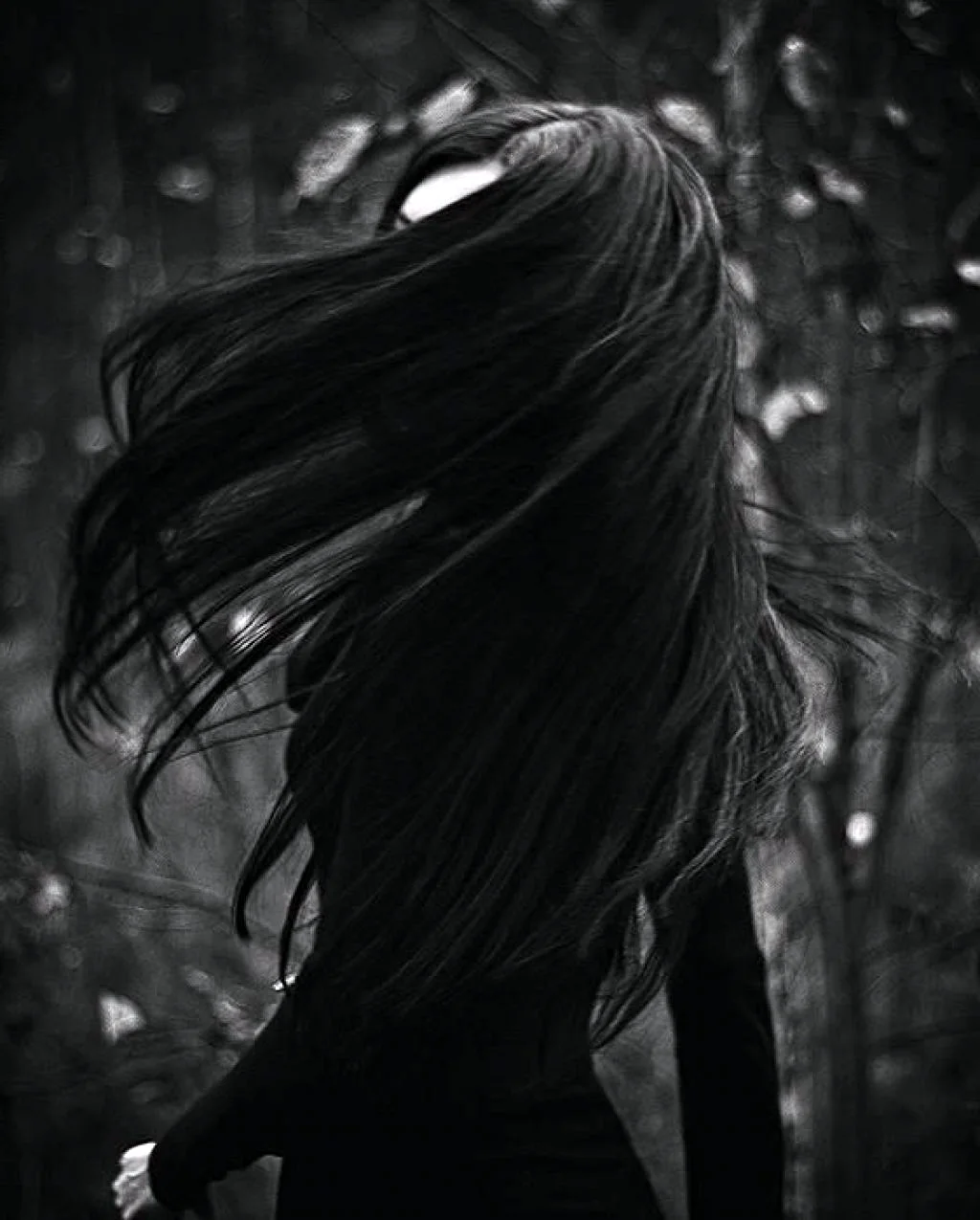 Девушка с чёрными волосами со спины