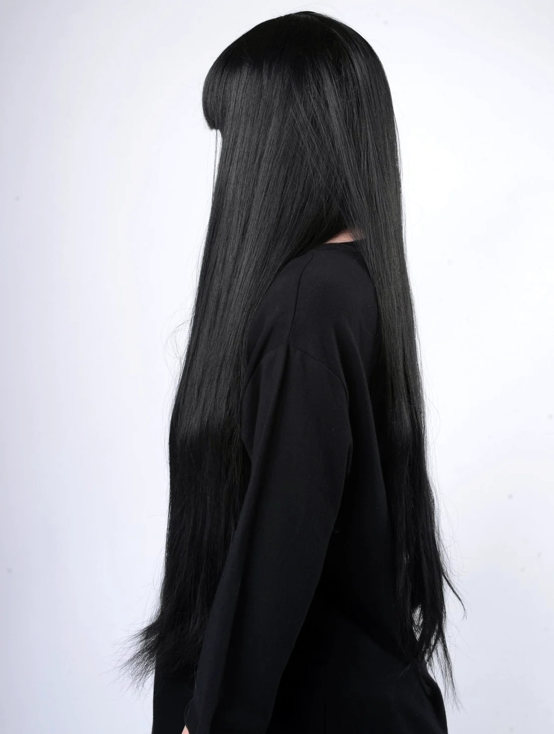 Девушка с длинными черными волосами