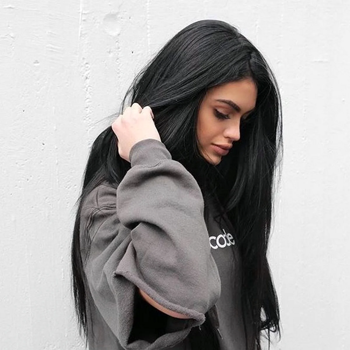Фото девушки на аву брюнетка с длинными волосами