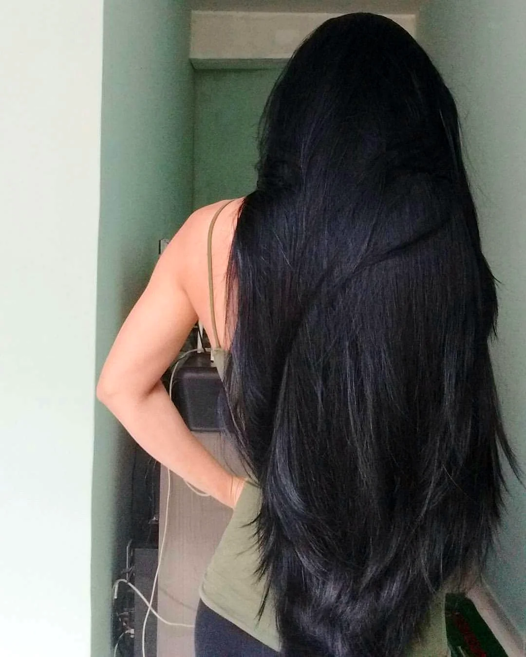 Девушка с длинными черными волосами со спины