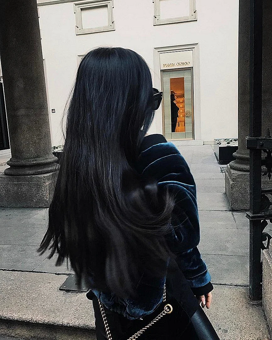 Девушка с длинными черными волосамм