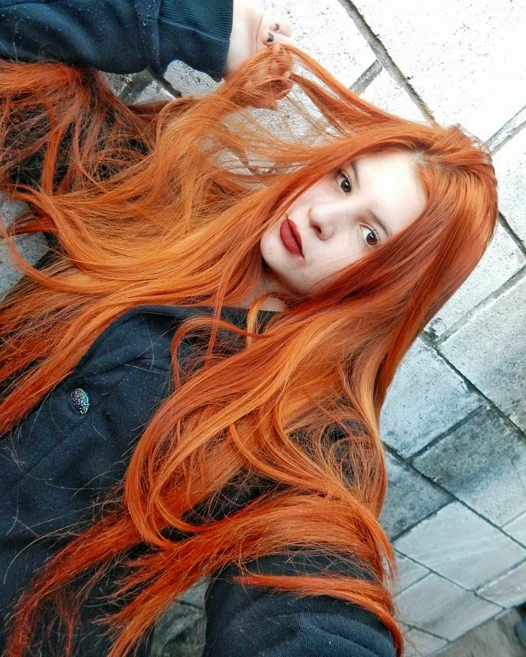 Девушка с длинными рыжими волосами