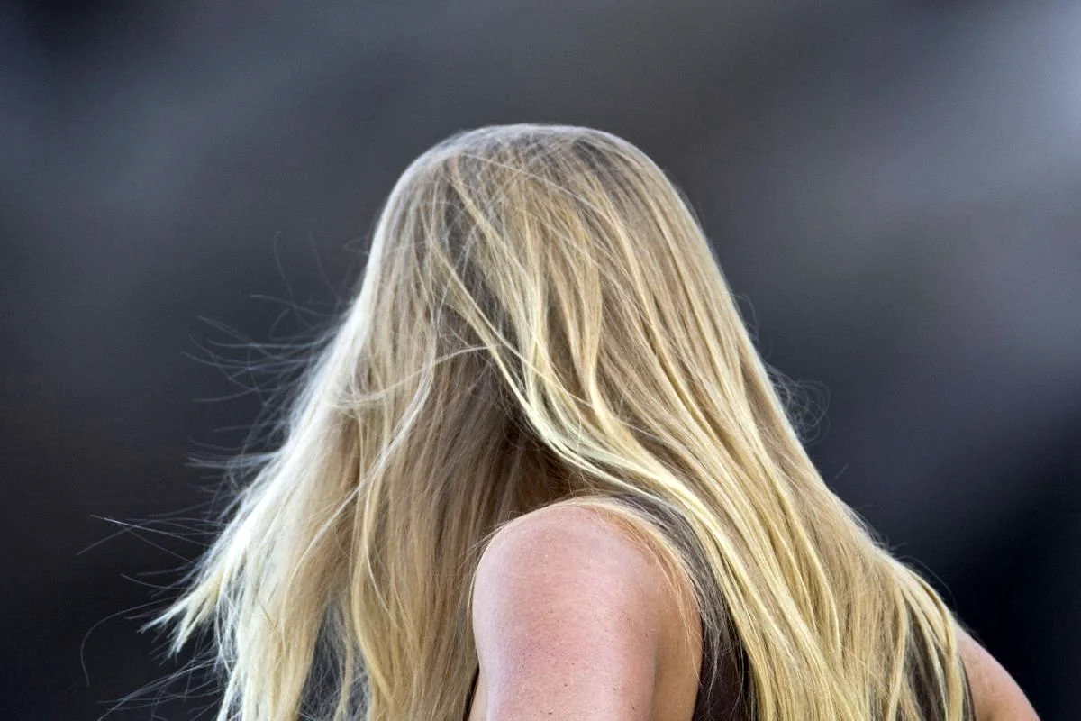 Девушка с длинными светлыми волосами
