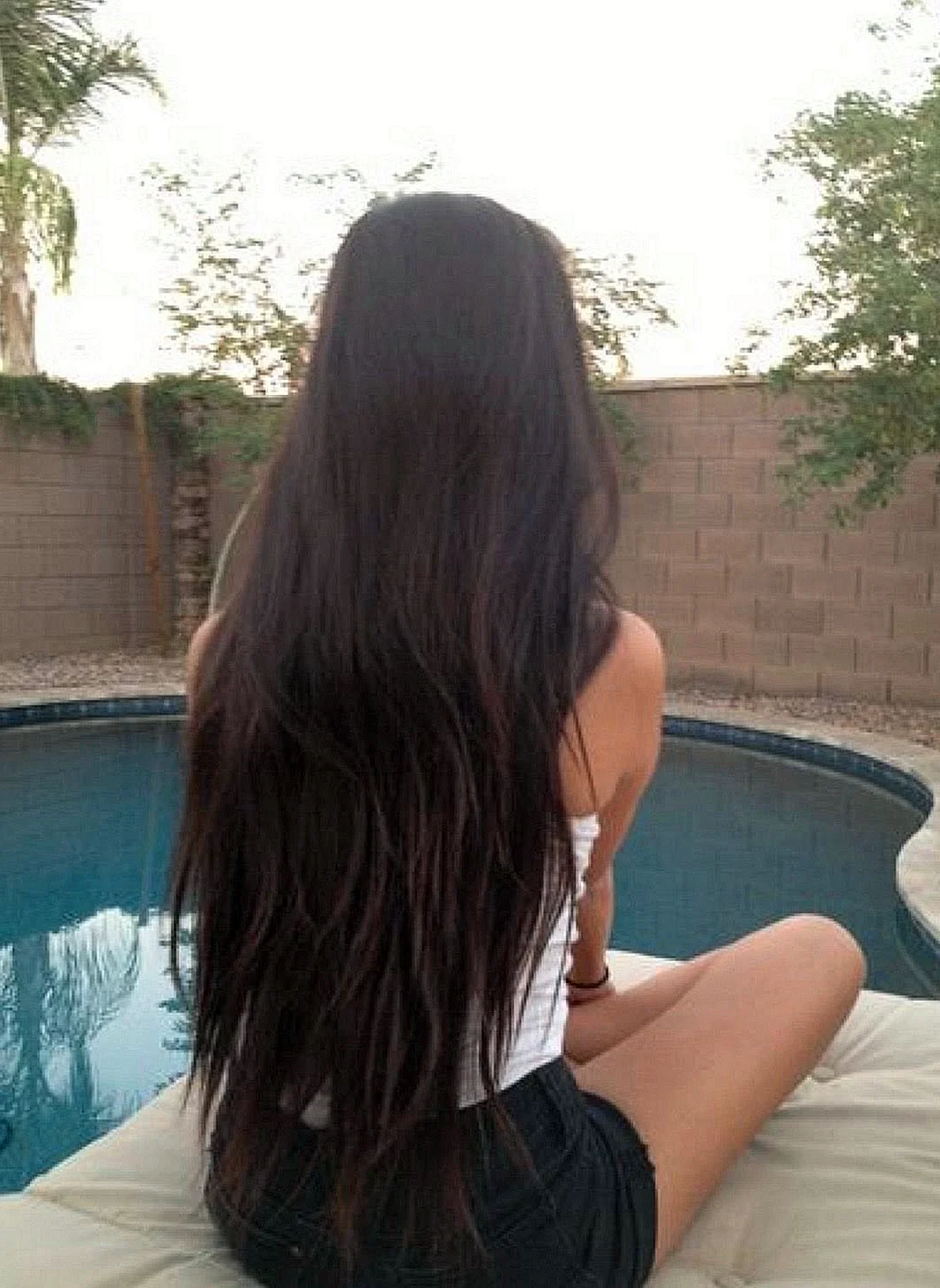 Девушка с длинными темными волосами