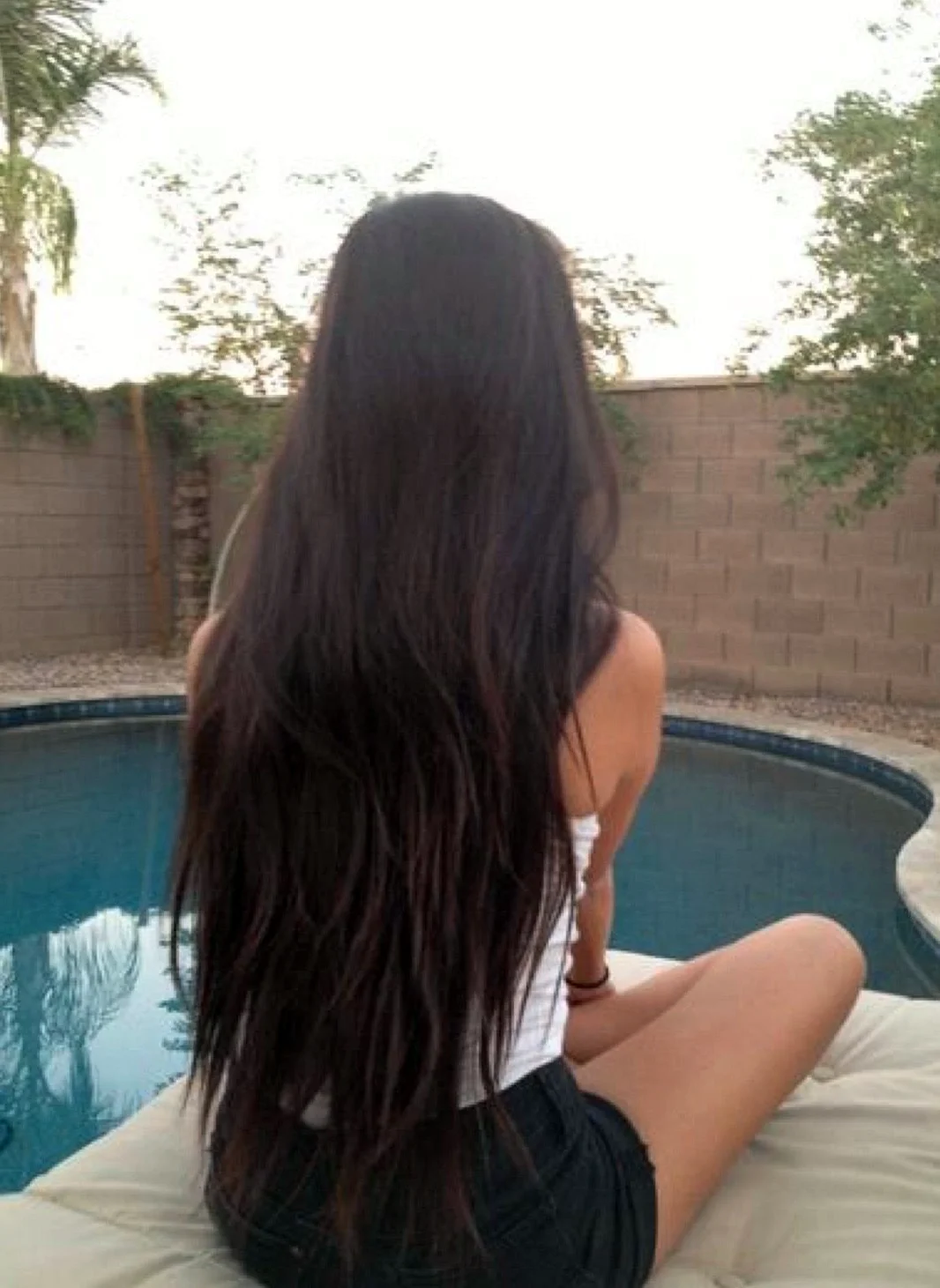 Девушка с длинными темными волосами
