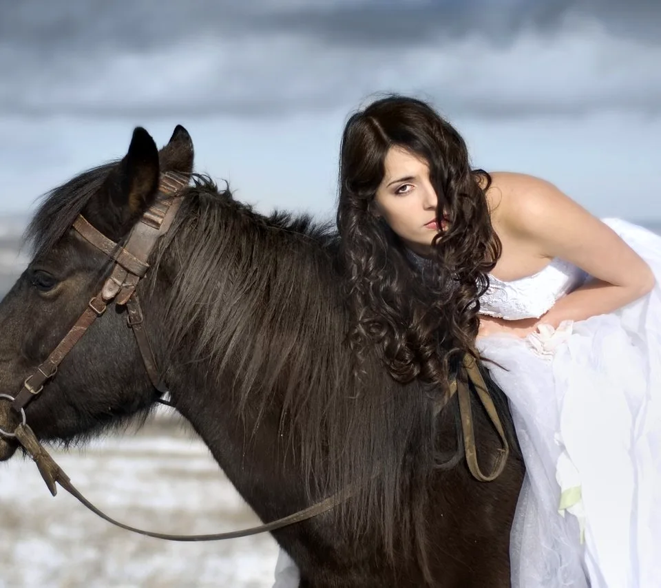 Девушка с длинными волосами и лошадь
