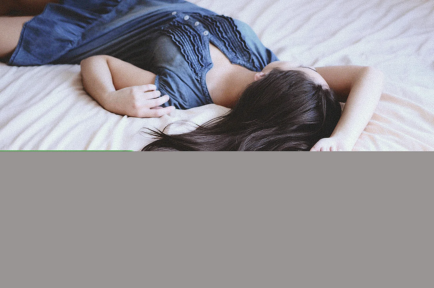Девушка с длинными волосами лежит