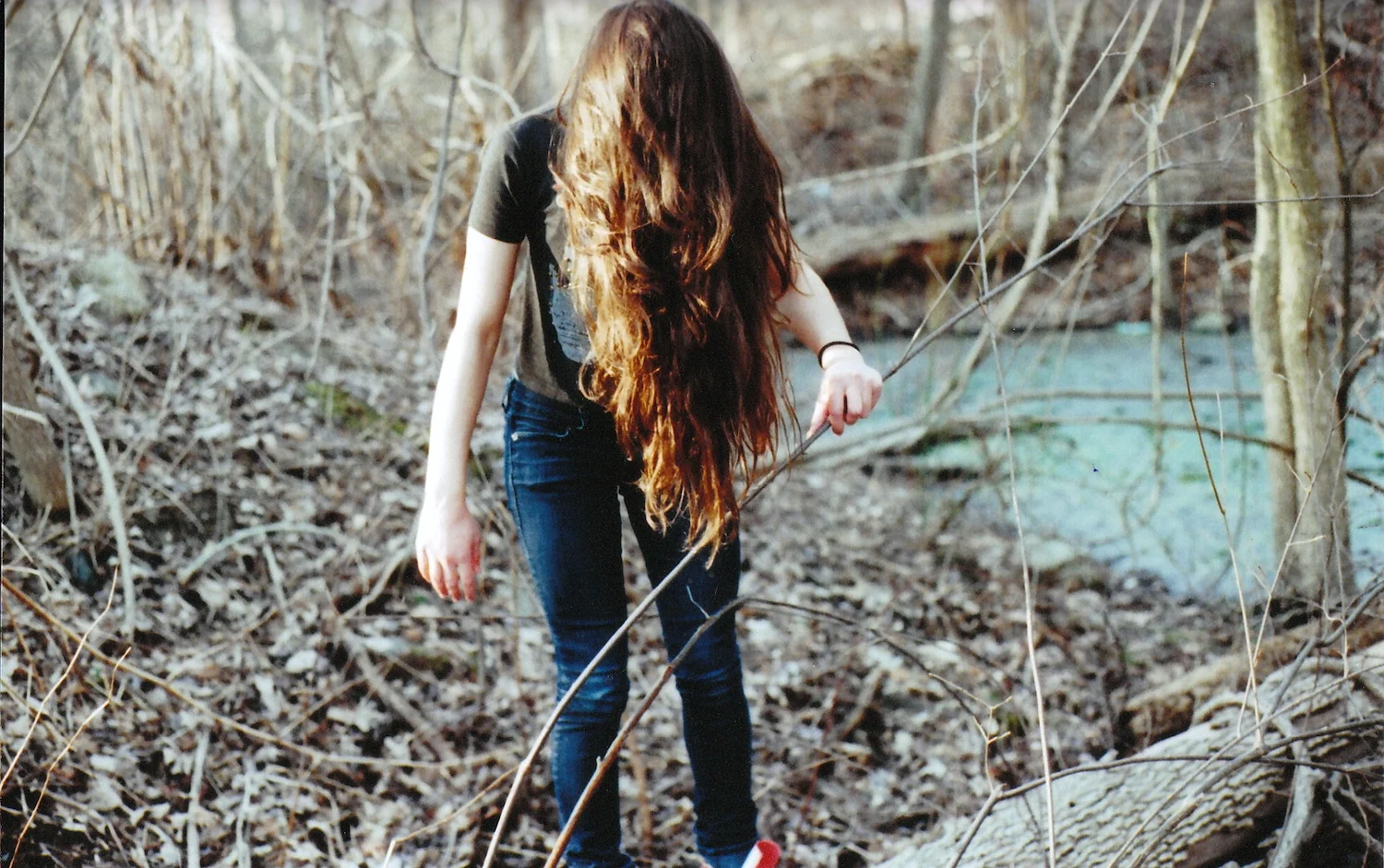 Девушка с длинными волосами в лесу