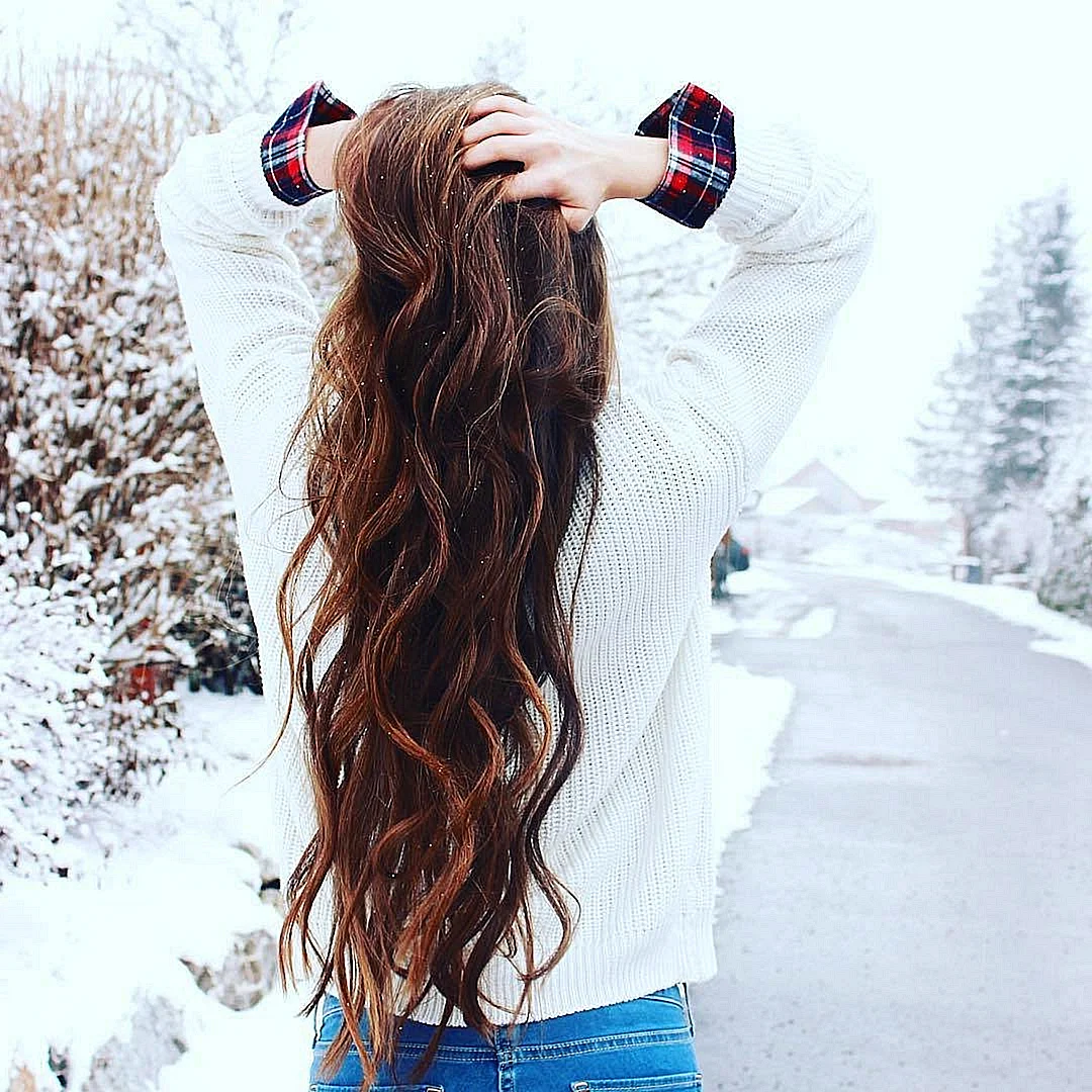 Девушка с длинными волосами зимой