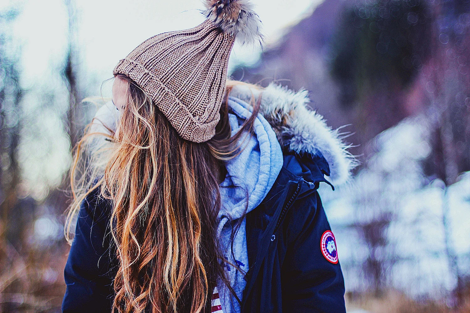 Девушка с длинными волосами зимой