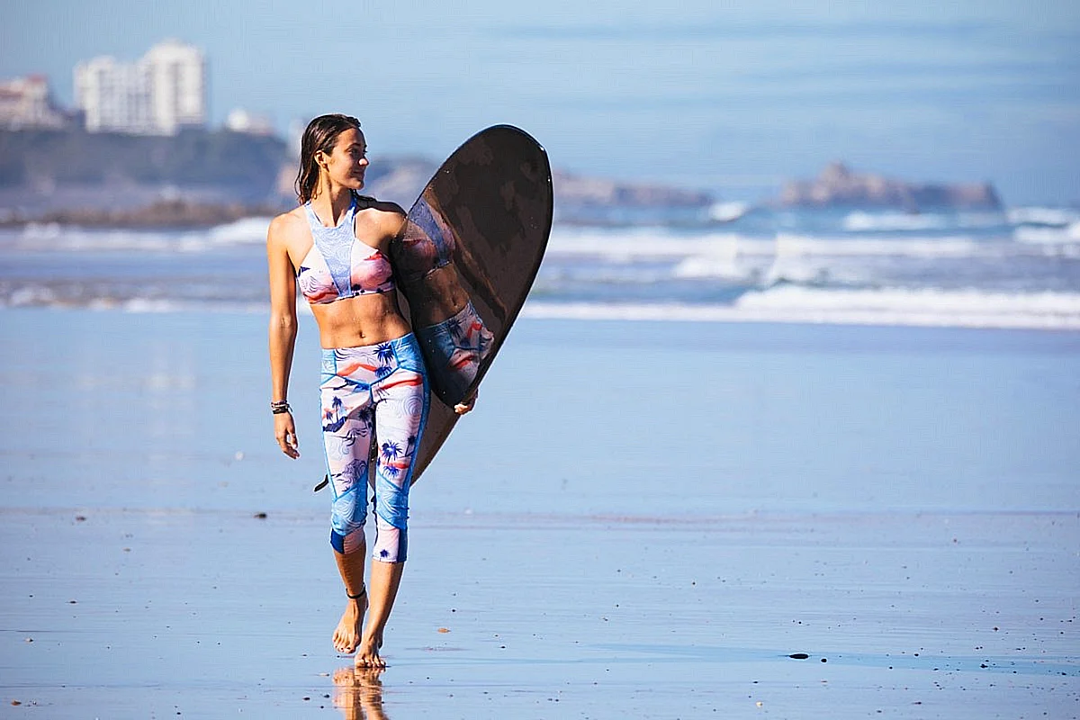 Девушка с доской для серфинга