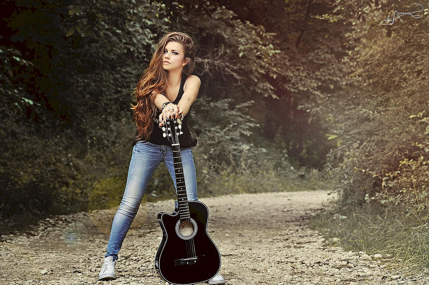 Девушка с гитарой