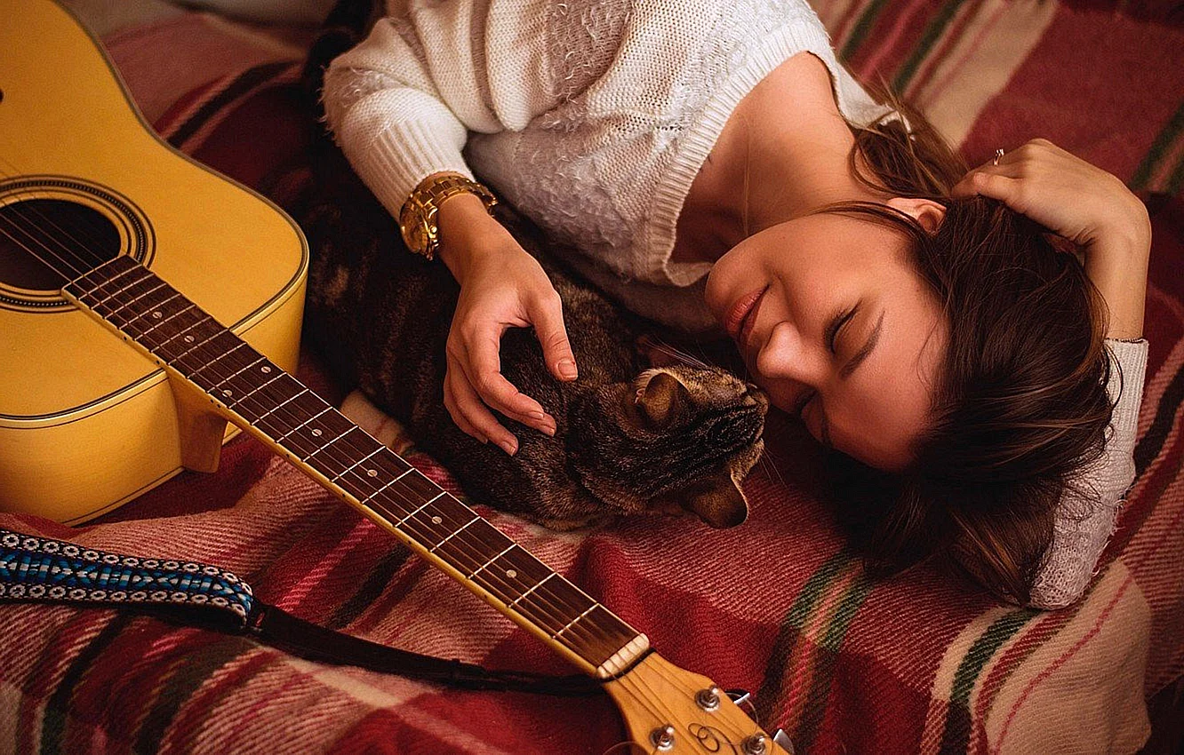 Девушка с гитарой