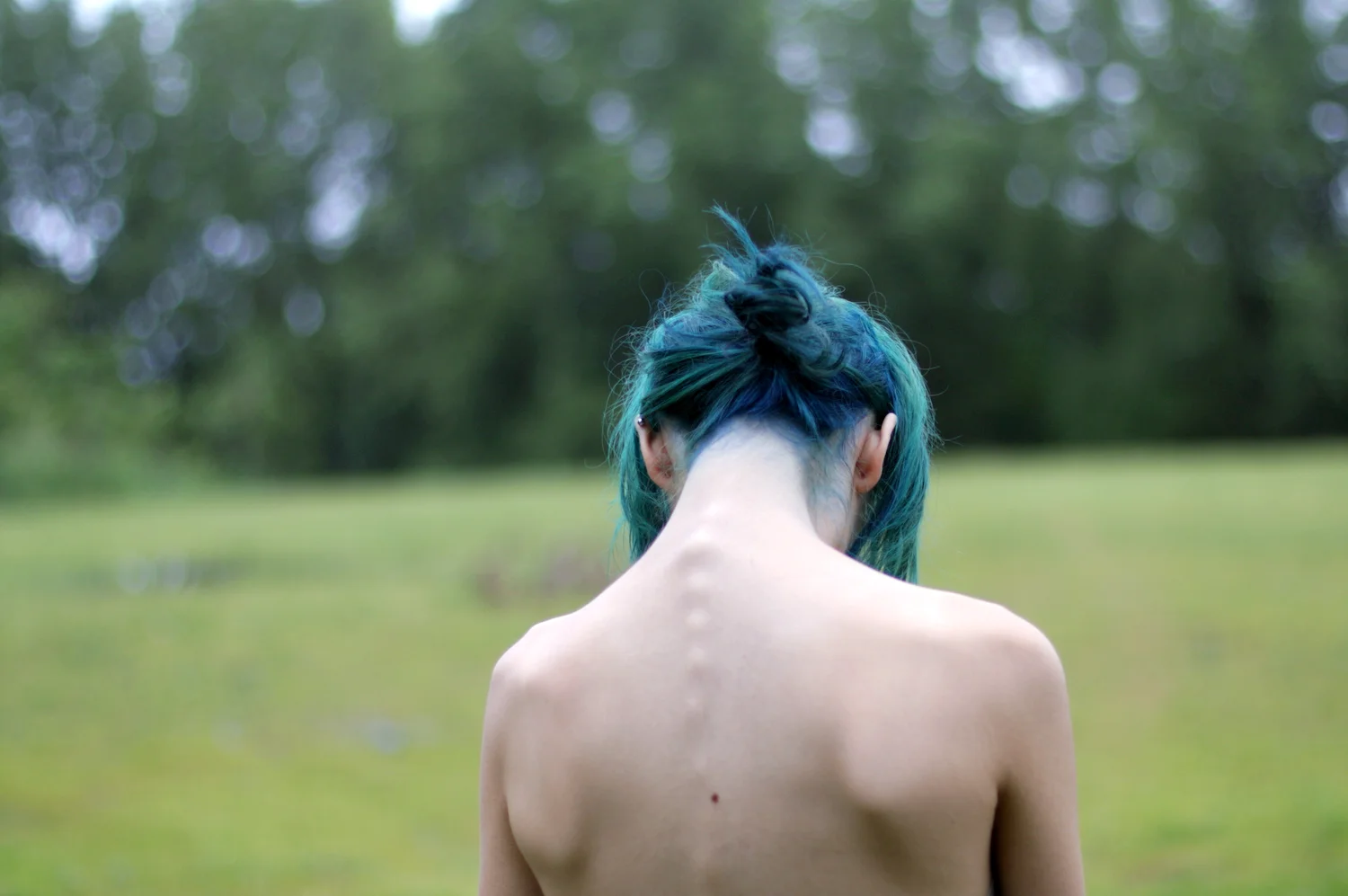 Девушка с голубыми волосами со спины